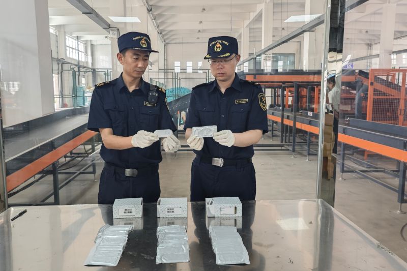 煙臺海關查獲超量攜帶進境物品1427件（圖）