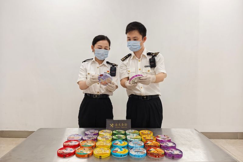 青島膠東機場海關查獲攜帶入境侵權(quán)“LABUBU”產(chǎn)品483件（圖）
